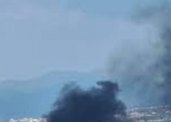 Incendio nei pressi del Centro Direzionale di Napoli: scatta l’allerta per cumuli di rifiuti in fiamme