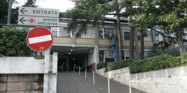 Fuorigrotta, 59enne aggredita da baby gang: è grave