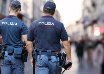 NAPOLI – Arrestati due giovani per rapina violenta: ferito un poliziotto durante l’intervento