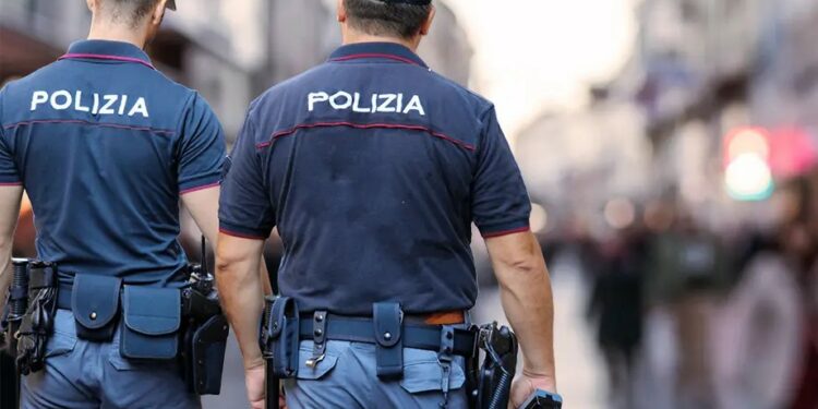 NAPOLI – Arrestati due giovani per rapina violenta: ferito un poliziotto durante l’intervento
