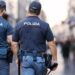 NAPOLI – Arrestati due giovani per rapina violenta: ferito un poliziotto durante l’intervento