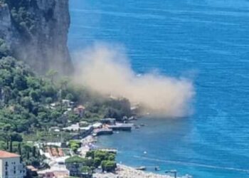Vico Equenze: crolla un pezzo del costone, terrore tra i turisti.