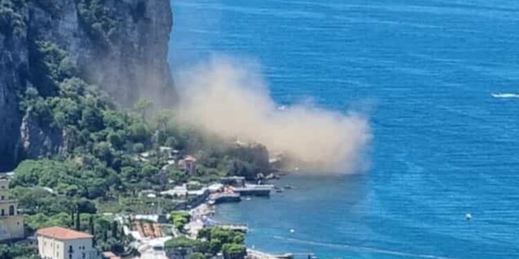 Vico Equenze: crolla un pezzo del costone, terrore tra i turisti.
