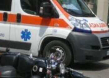 Napoli: un auto travolge due giovani in scooter. Un ferito grave.