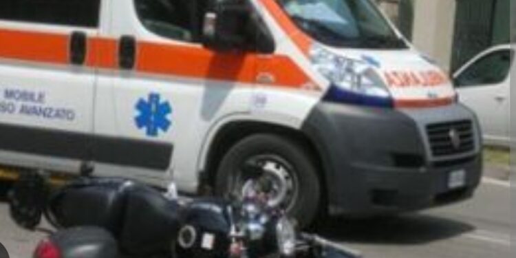 Napoli: un auto travolge due giovani in scooter. Un ferito grave.