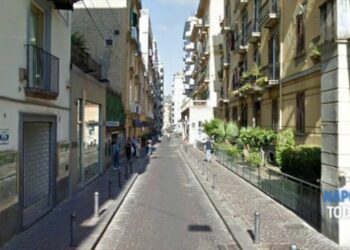Napoli: arrestato giovane con l’accusa di furto, caccia al complice.