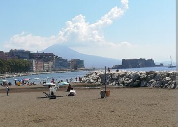 Napoli: maxi sequestro di ombrelloni e sdraio al Mappatella Beach.