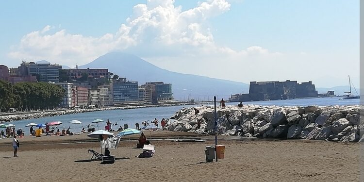 Napoli: maxi sequestro di ombrelloni e sdraio al Mappatella Beach.
