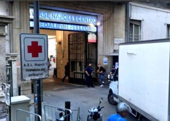 Napoli: 23enne aggredito con spray urticante durante una rapina.