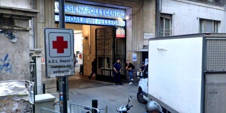 Napoli: 23enne aggredito con spray urticante durante una rapina.