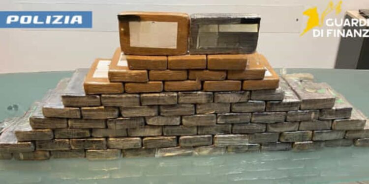 Scampia: Maxi sequestro di cocaina della Polizia di Stato e Guardia di Finanza.