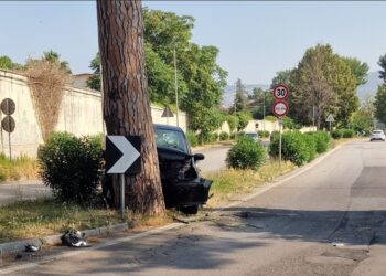 Teverola: si scontra contro un albero, muore un 48enne.