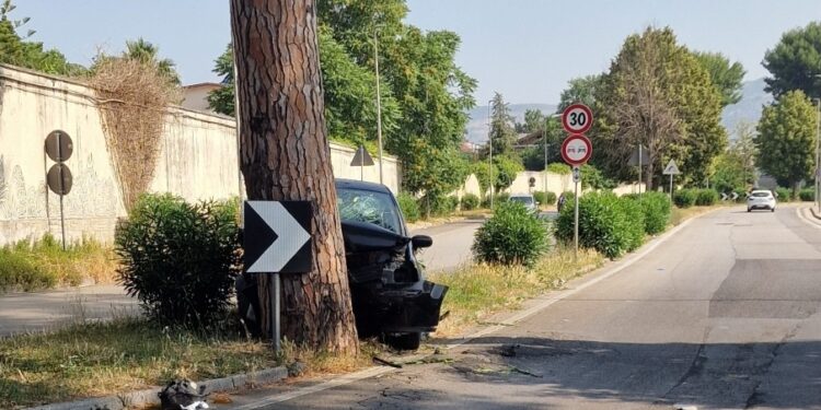 Teverola: si scontra contro un albero, muore un 48enne.