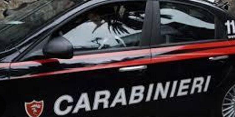 Maddaloni: uomo ruba auto e scappa, nella fuga investe carabiniere