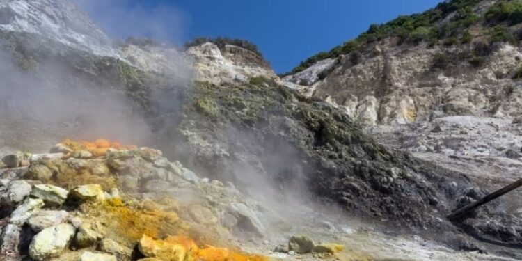 Pozzuoli: scossa di magnitudo 3.3, aumento delle temperature nella zona Solfatara.