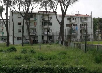 Secondigliano, Napoli: lite tra giovani sfiora la tragedia, uno di loro ferito con un coltello.