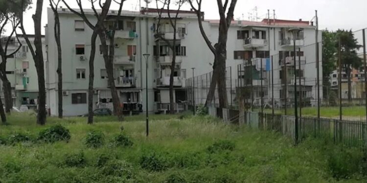 Secondigliano, Napoli: lite tra giovani sfiora la tragedia, uno di loro ferito con un coltello.