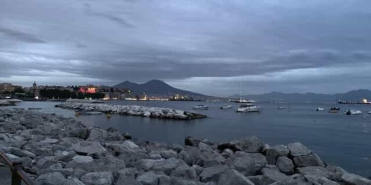 Napoli: padre e figlio aggrediti sul Lungomare.