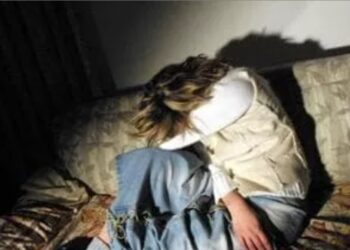 Ragazza minacciata di cambiare il cognome dal padre per il suo orientamento sessuale, il comune la sostiene.