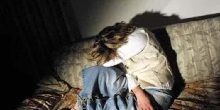 Ragazza minacciata di cambiare il cognome dal padre per il suo orientamento sessuale, il comune la sostiene.