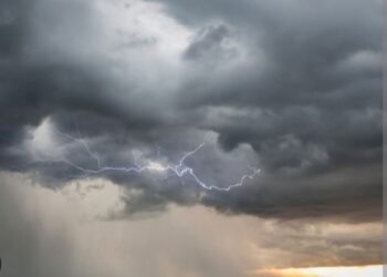 Allerta gialla in Campania, temporali, fulmini e grandine.