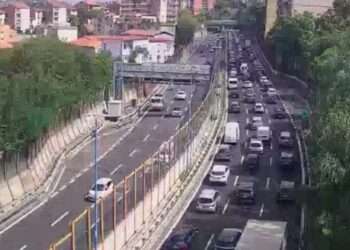 Napoli: incidente in tangenziale, auto a fuoco.