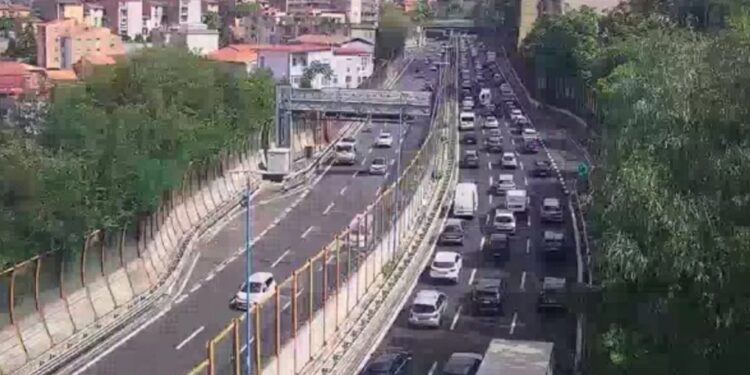 Napoli: incidente in tangenziale, auto a fuoco.