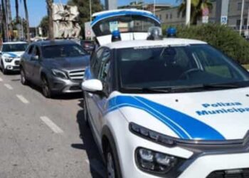 Napoli: accompagna turisti in mercedes, senza alcuna licenza.