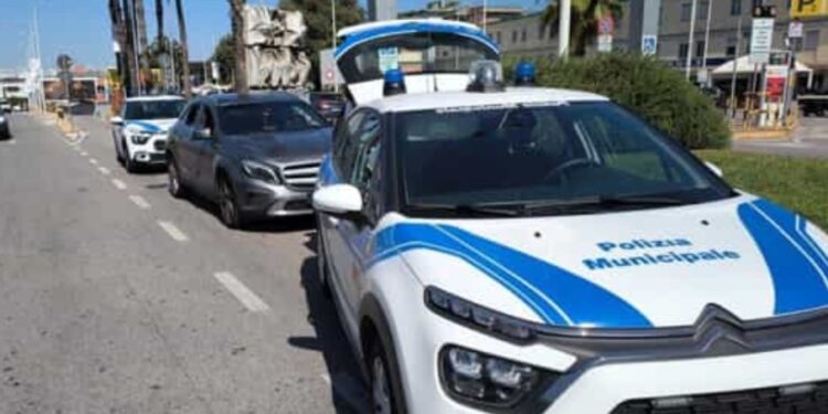 Napoli: accompagna turisti in mercedes, senza alcuna licenza.