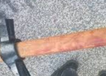 Napoli: arrestato 17enne che ha preso a martellate l’ex compagno di classe.