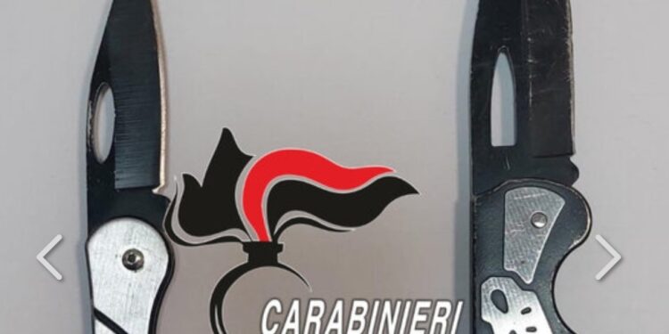 Napoli: controlli dei carabinieri, adolescenti in possesso di armi da taglio.