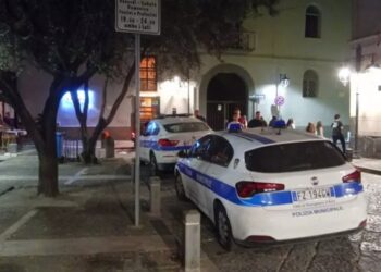 Pomigliano d’Arco, Napoli: tre vigili urbani colpiti da un 16enne per sfuggire ai controlli.