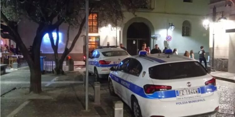 Pomigliano d’Arco, Napoli: tre vigili urbani colpiti da un 16enne per sfuggire ai controlli.