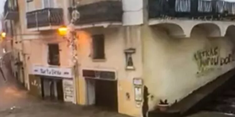 Ischia: violento nubifragio ha colpito l’isola, numerosi gli allagamenti.