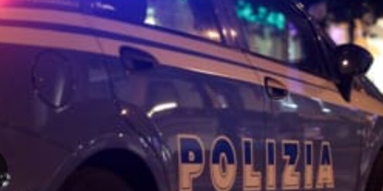 Due minorenni scappano alla vista della polizia, durante l’ inseguimento si schiantano contro una volante.