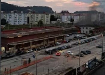 Fiamme nella stazione ferroviaria tra Pozzuoli Solfatara e Napoli.