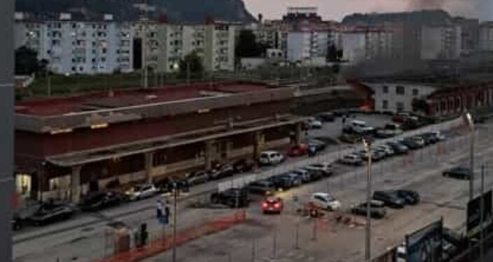 Fiamme nella stazione ferroviaria tra Pozzuoli Solfatara e Napoli.