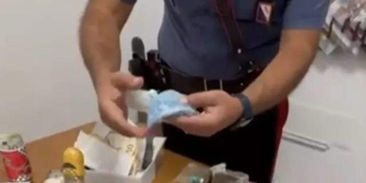 Bacoli: arrestato ausiliare del traffico, era in possesso di cocaina, droga chimica e marijuana.