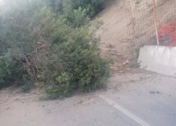 Bacoli: frana sulla strada principale tra Bacoli e Pozzuoli.