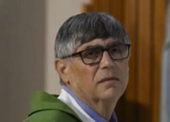 Caivano, Napoli: consegnato proiettile a padre Patriciello durante la messa.