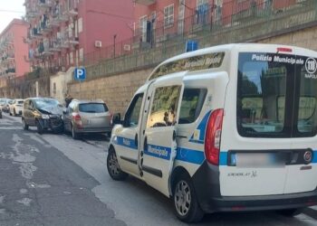 Capodimonte, Napoli: scontro tra auto e moto, un morto e un ferito in gravi condizioni.