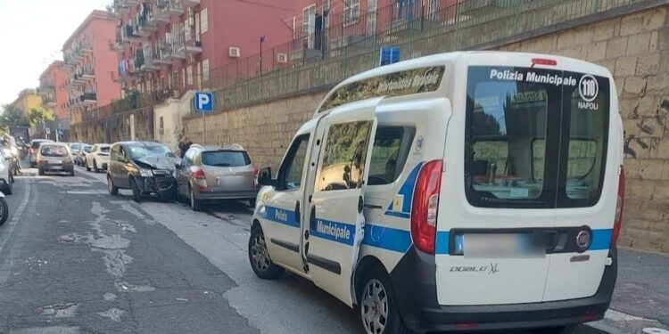 Capodimonte, Napoli: scontro tra auto e moto, un morto e un ferito in gravi condizioni.