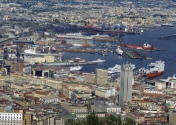 Napoli: precipita dal quinto piano dipendente dell’Autorità Portuale, muore sul colpo.