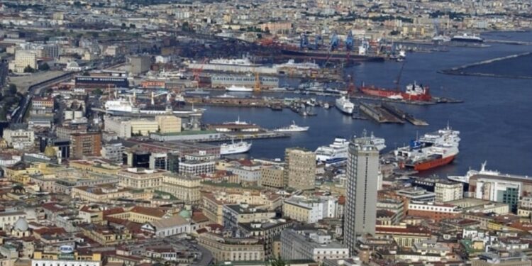 Napoli: precipita dal quinto piano dipendente dell’Autorità Portuale, muore sul colpo.