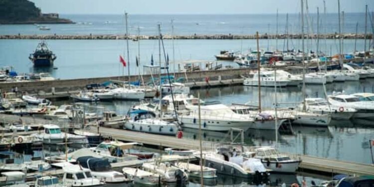 Procida: paura al porto, auto rischia di affondare,la conducente illesa.