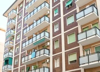 Milano: anziano si getta dal sesto piano all’arrivo dell’ufficiale giudiziario.