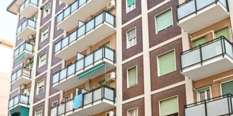 Milano: anziano si getta dal sesto piano all’arrivo dell’ufficiale giudiziario.