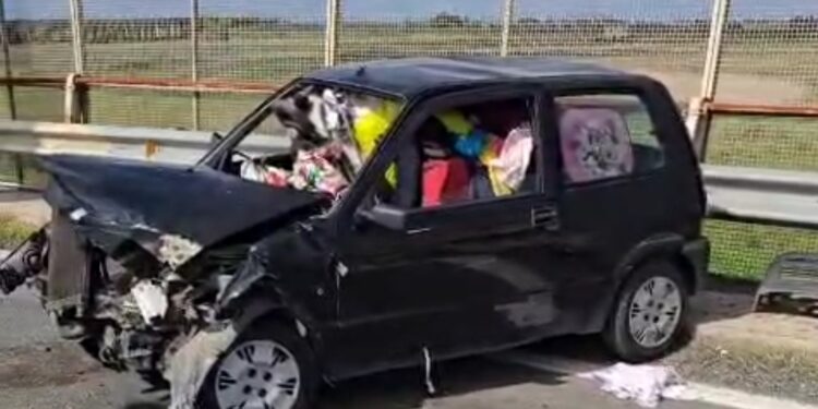 Villa Literno: auto coinvolta in un incidente sulla statale, prestato soccorso per i due passeggeri, il giornalista Pino Grazioli sul posto.