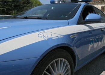 Napoli: scoperti a confezionare droga aggrediscono la polizia.