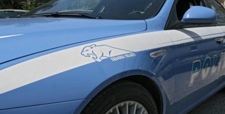 Napoli: scoperti a confezionare droga aggrediscono la polizia.